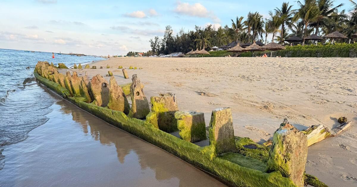 Cận cảnh tàu cổ sắp được khai quật sau gần 3 năm lộ thiên ở ven biển Hội An