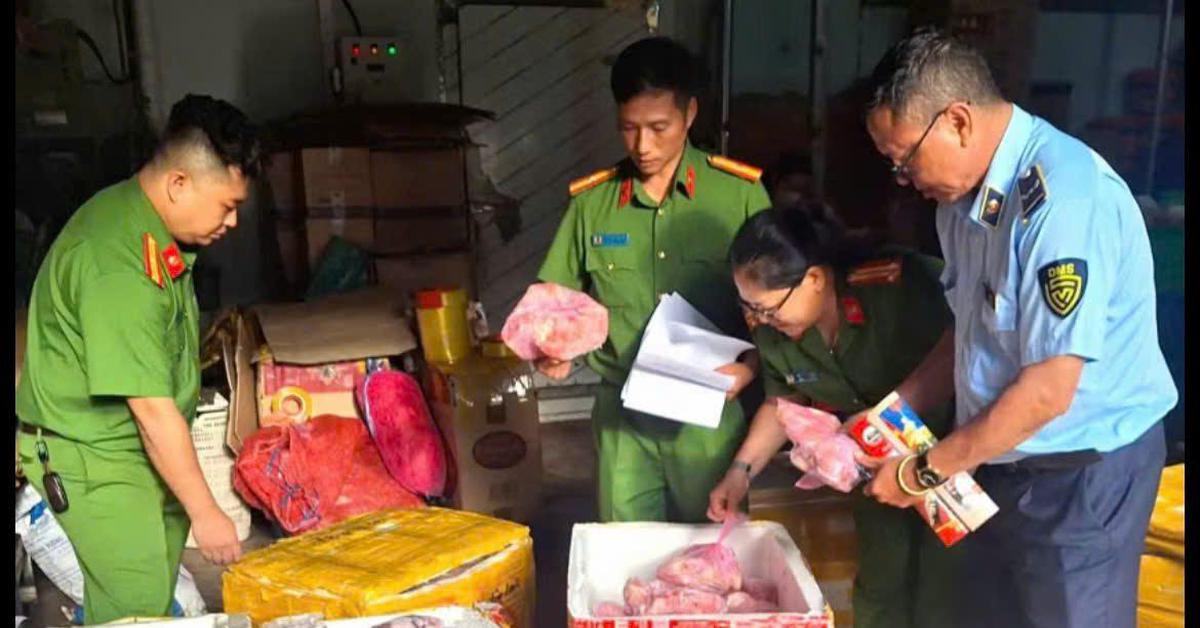 Đột kích 2 kho thực phẩm, phát hiện gần 1 tấn thịt heo, đùi gà không rõ nguồn gốc đang bốc mùi nồng nặc