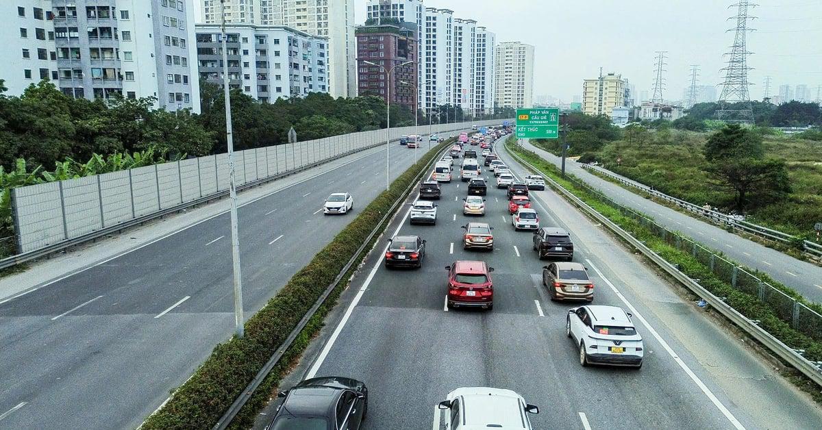 Vì sao Cục CSGT đề xuất dùng làn sát dải phân cách giữa trên cao tốc để vượt xe?