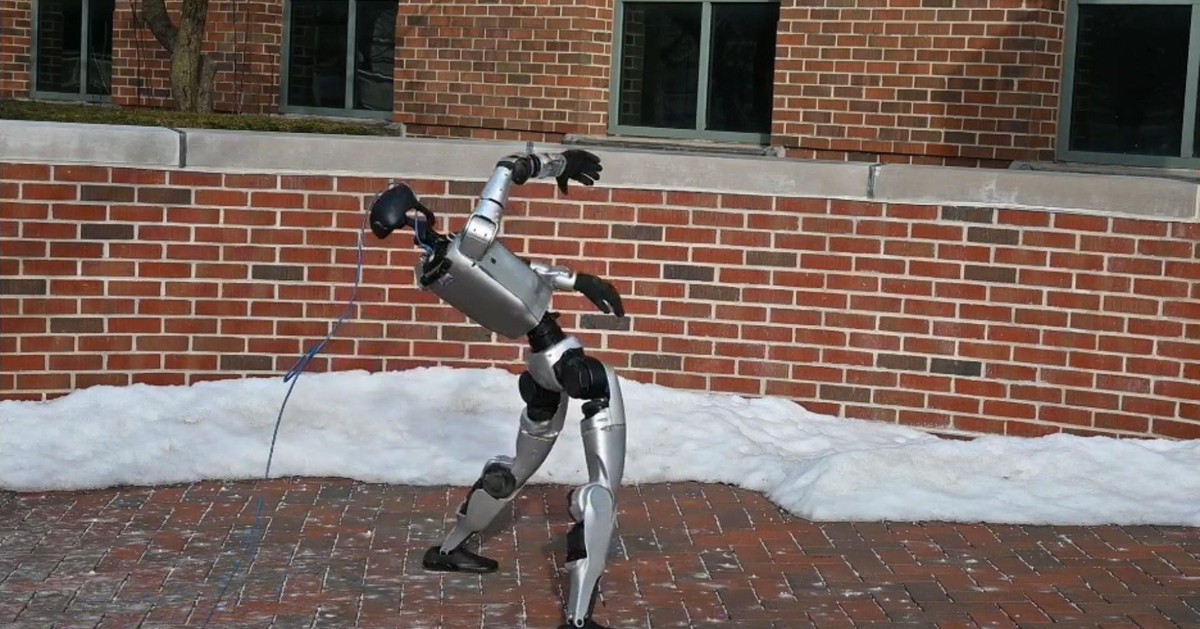 Cú lừa phía sau những pha ngã "chổng vó" của robot Trung Quốc