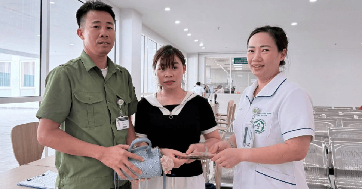 Phát hiện cọc tiền 16.000.000 đồng nằm chơ vơ tại Bệnh viện Bạch Mai cơ sở 2, đội ngũ an ninh lập tức rà soát xác minh