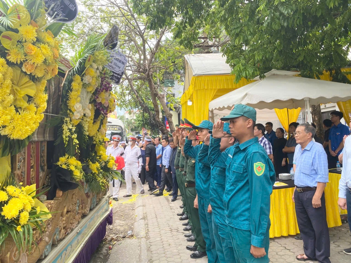 Xúc động phút tiễn đưa nữ anh hùng 42kg vác 2 hòm đạn pháo 98kg bắn máy bay Mỹ