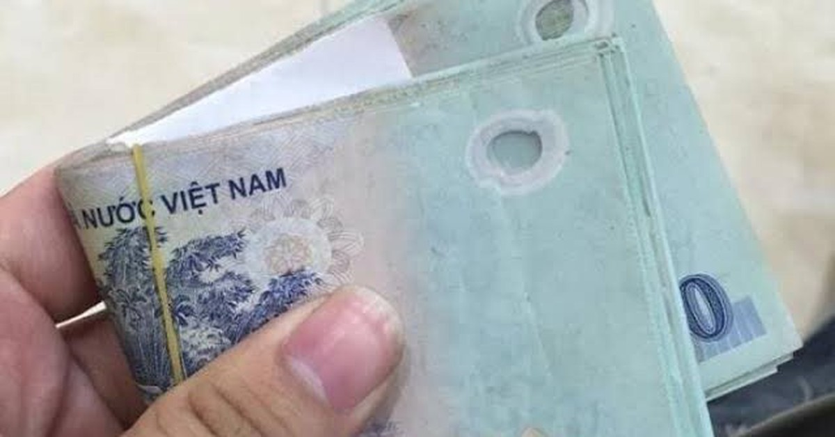Công an điều tra cọc tiền mặt 50 triệu đồng nằm chỏng chơ bên đường, người đàn ông SN 1990 phải làm việc với cơ quan chức năng