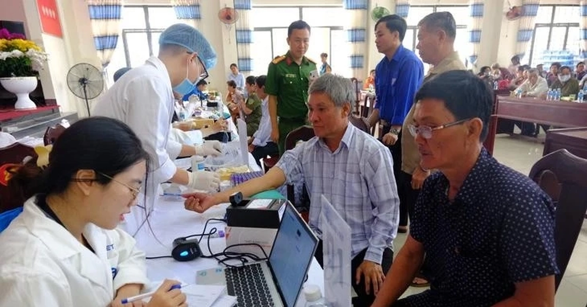 Lấy mẫu ADN hai người nhận là em ruột của liệt sĩ Huỳnh Văn Quên