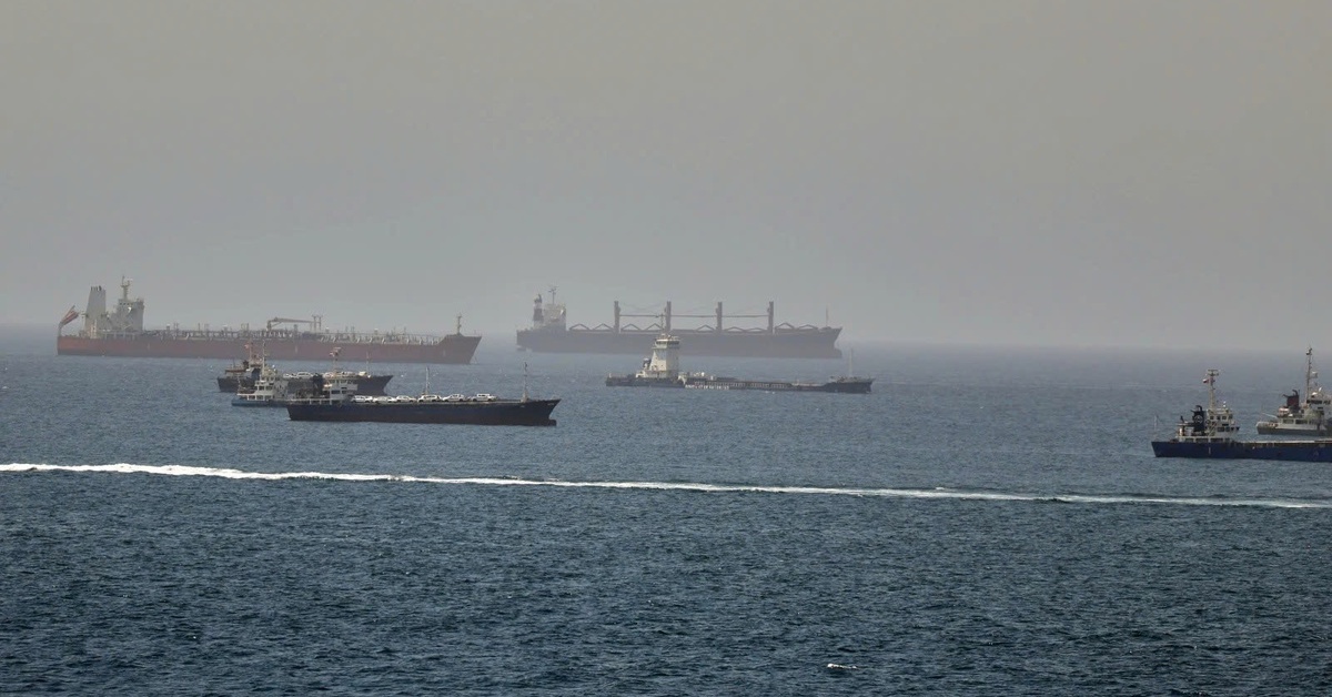 Tàu dầu bốc cháy gần Hormuz, Mỹ cáo buộc Iran là thủ phạm