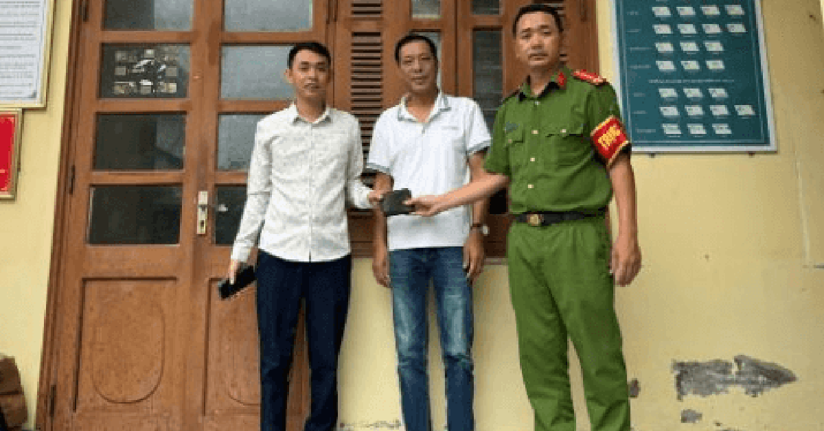 Điều tra cọc tiền mặt gần 11 triệu đồng nằm chỏng chơ bên đường, công an đặc khu Vân Đồn mời Phạm Minh Chiến SN 1996 tới làm việc