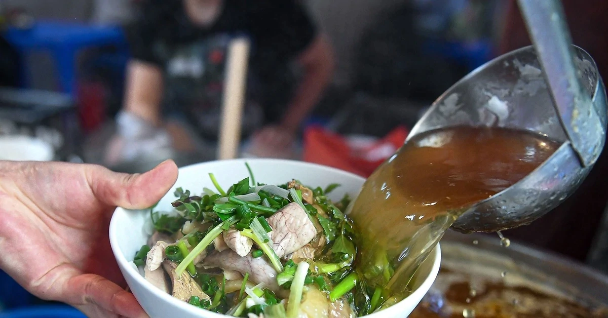 Chủ hàng phở nói lý do "neo" giá cao dù xăng dầu giảm liên tiếp