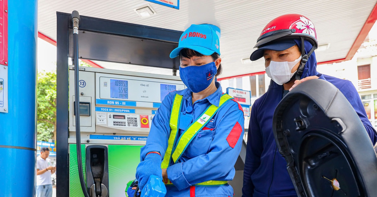 Giá xăng tiếp tục giảm, E10 về sát 20.000 đồng/lít