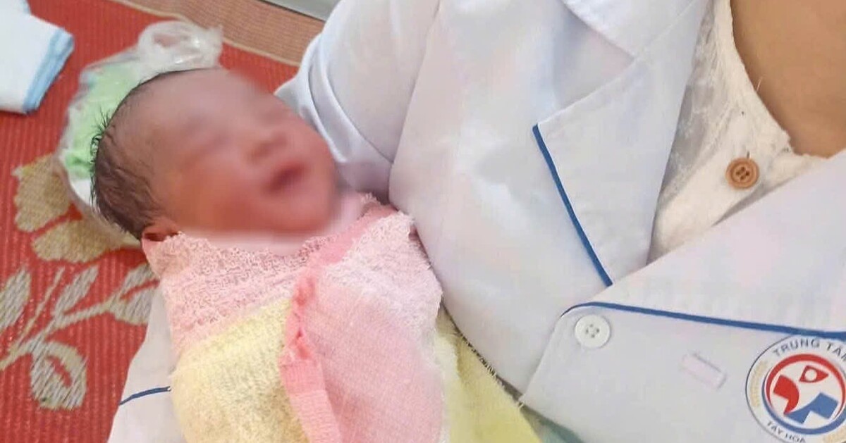 Bé trai sơ sinh khoảng 1 ngày tuổi bị bỏ rơi trong túi nylon ở Đắk Lắk