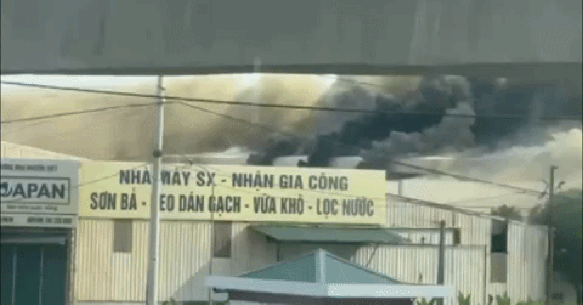 Hà Nội: Khói đen cuồn cuộn bốc lên tại công ty nội thất