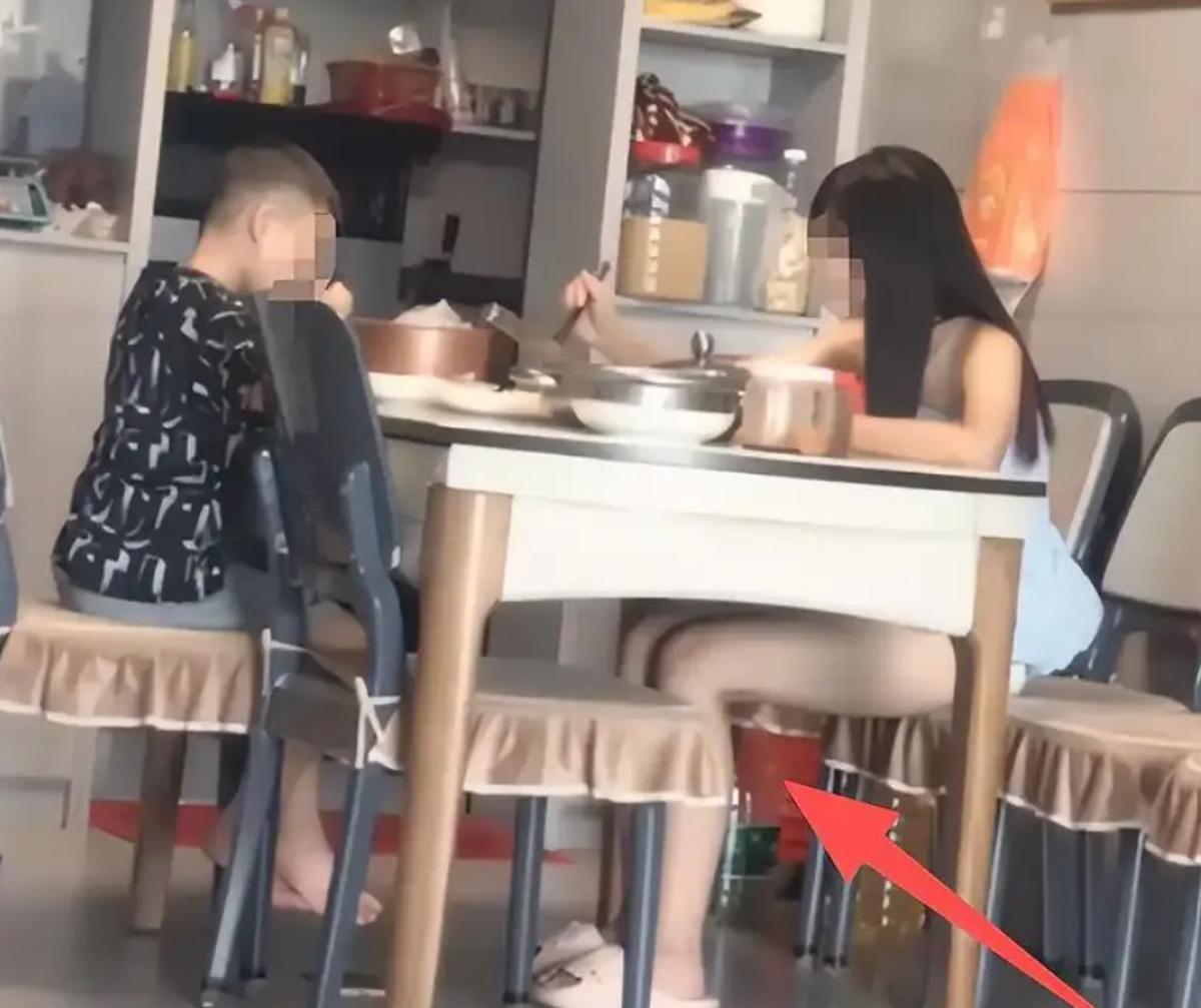 Bức ảnh khiến một người bố bị chỉ trích: Chỉ vì vài cái like mà không màng đến tương lai của con cái!