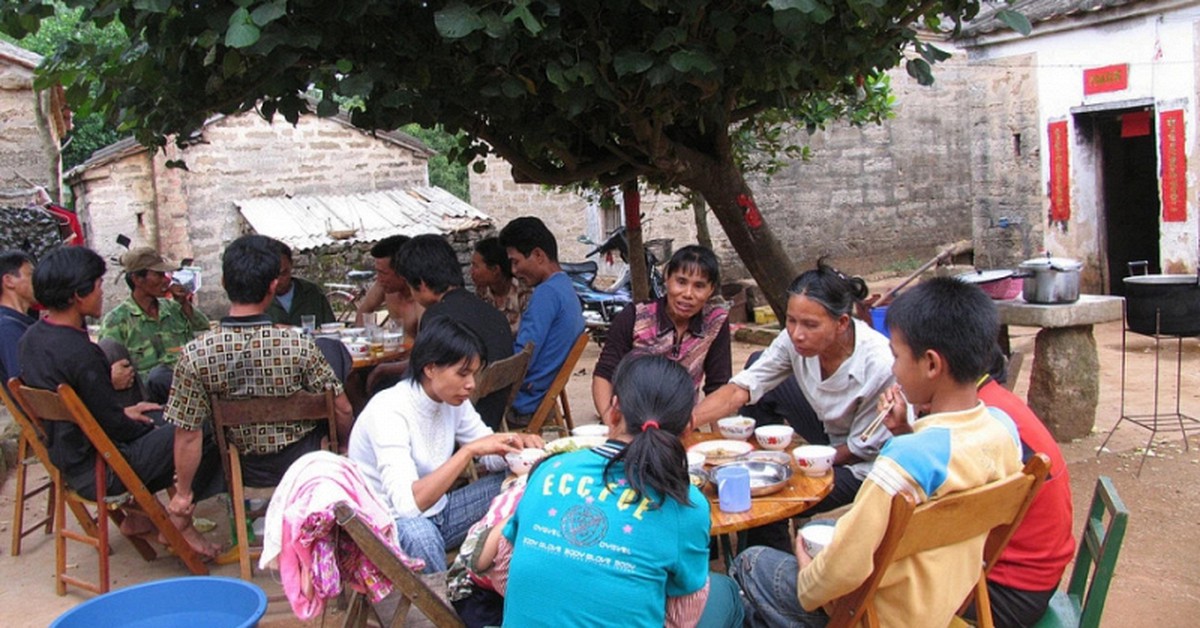 Con nhận giấy báo nhập học đại học, bố mẹ mời hàng xóm ăn cơm chúc mừng: Phản ứng của mọi người khiến cả gia đình chạnh lòng