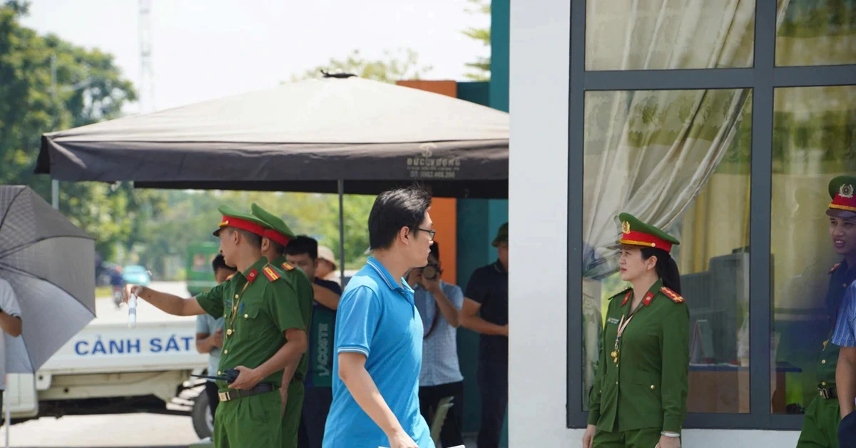 Thí sinh chuyên Tuyên Quang kết thúc thi Văn tốt nghiệp, vỡ oà cảm xúc
