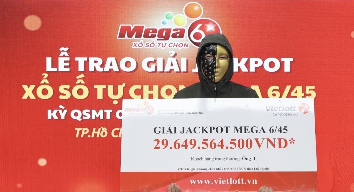 Mua vé số bán dạo, người đàn ông ở TP.HCM trúng độc đắc gần 30 tỷ đồng