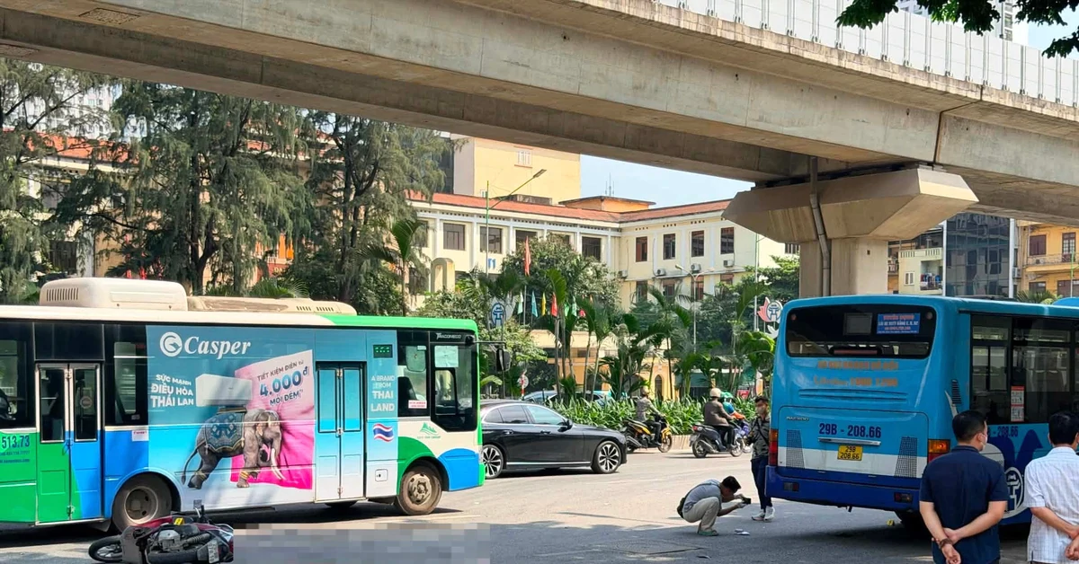 Hà Nội: Xe buýt va chạm xe máy, một cháu bé tử vong