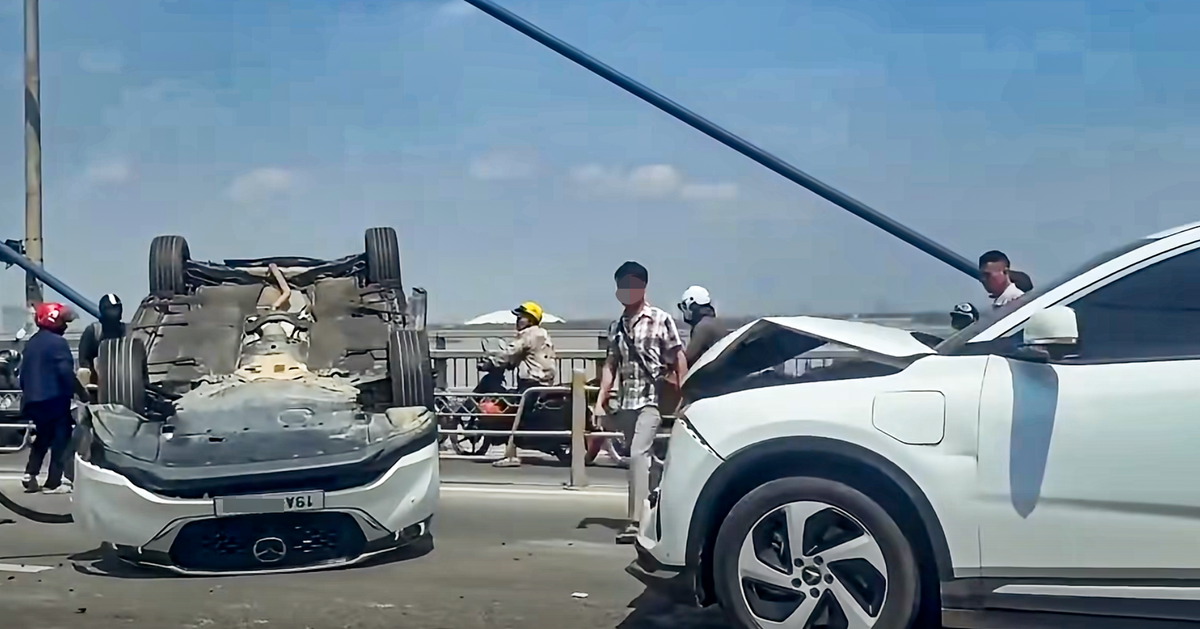 Hà Nội: Ô tô lật ngửa sau tai nạn liên hoàn trên cầu Nhật Tân