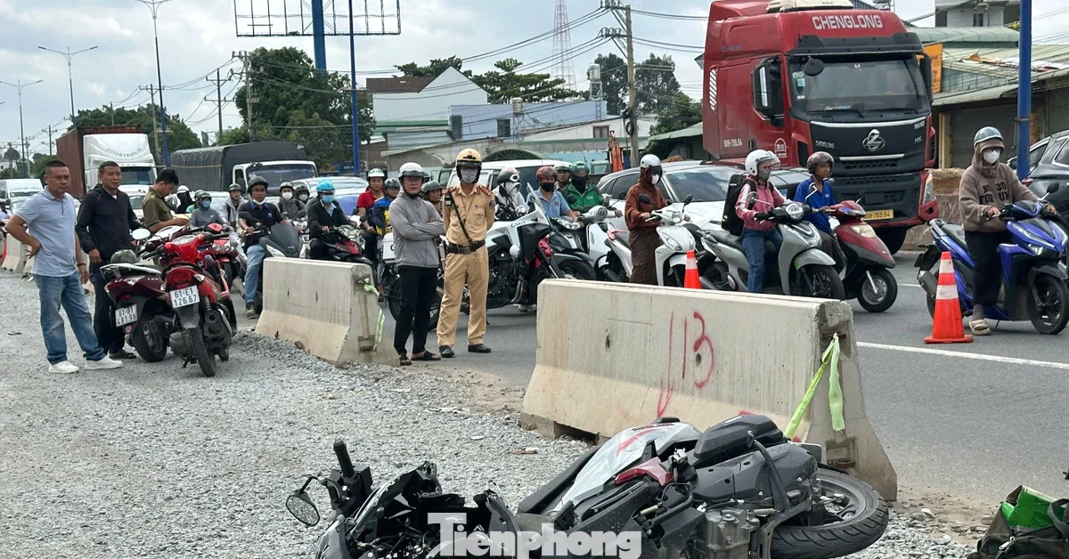 Xe tải cẩu tông nhiều xe máy ở TPHCM, 3 người thương vong
