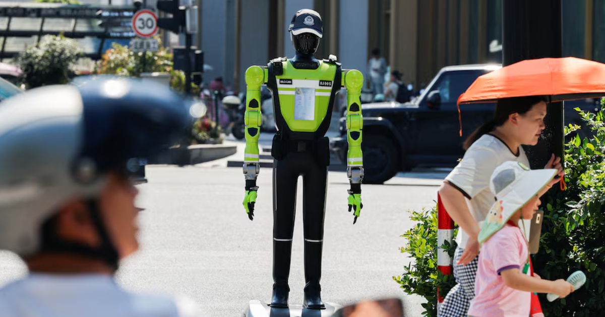 Trung Quốc đưa robot cảnh sát xuống đường: khôn...