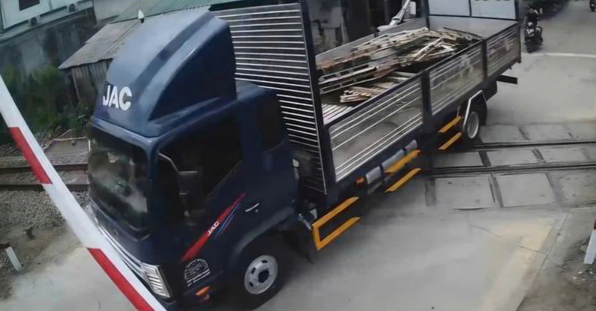 Xe tải vượt đường ray tông hỏng cần chắn, tài xế bị phạt 41,5 triệu đồng