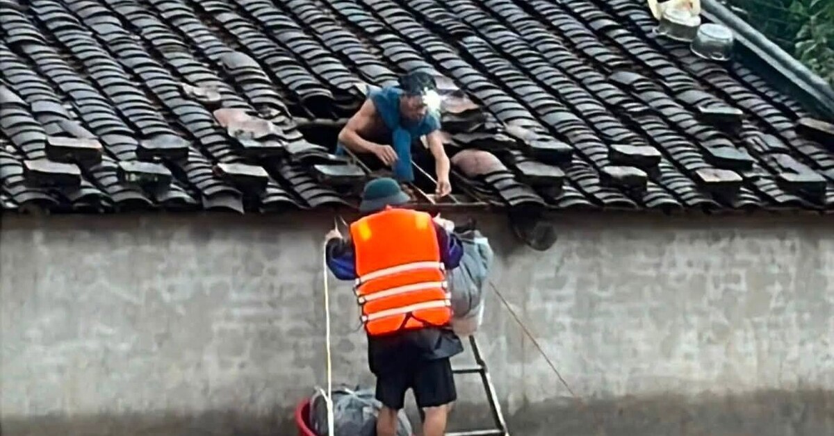 Nước lũ lên cuồn cuộn, người dân Lạng Sơn leo mái nhà nhận đồ tiếp tế
