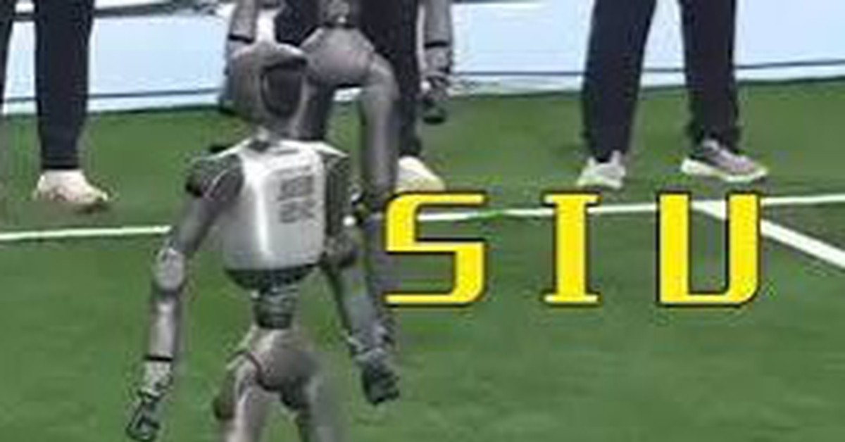 Bật cao xoay người ăn mừng Siuuu chuẩn đét CR7, robot gây sốt tại đại hội thể thao