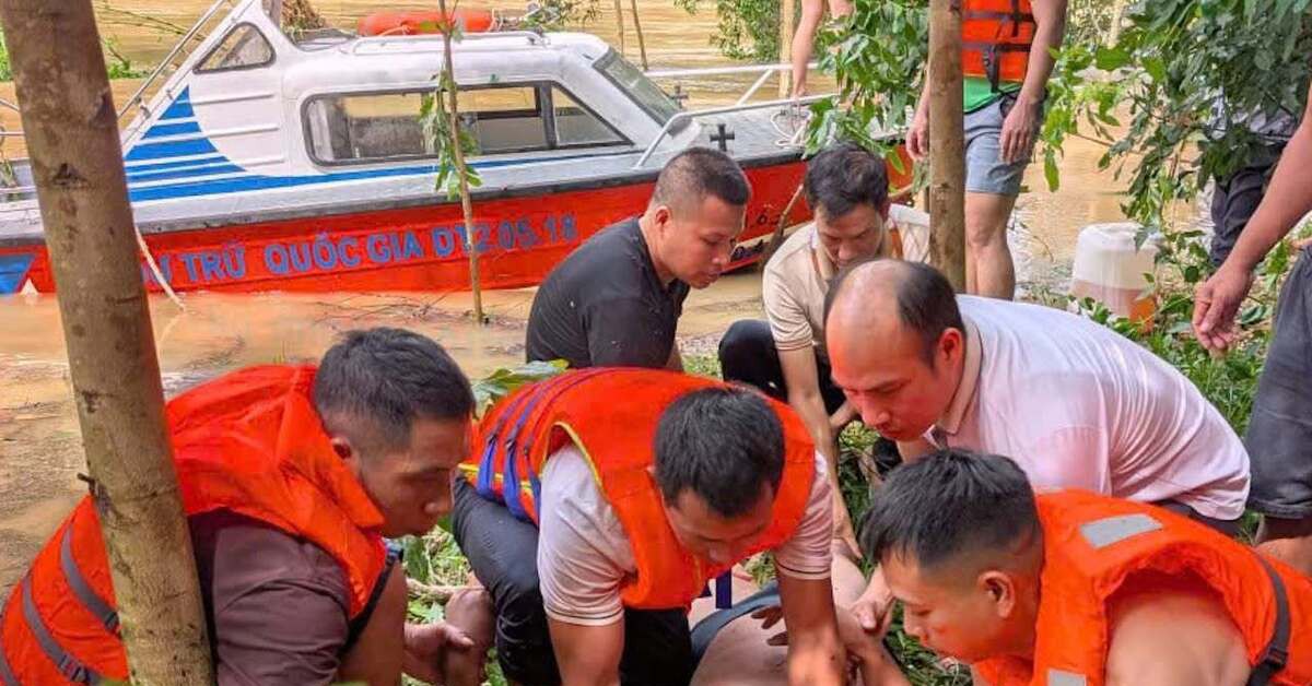 Lật xuồng khi đưa bệnh nhân đi cấp cứu giữa mưa lũ, 7 người được cứu sống