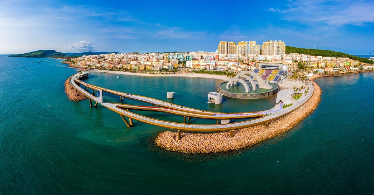 Việt Nam có một “thị trấn” ngỡ như châu Âu, có cây cầu hai đầu tách rời nhau do kiến trúc sư hàng đầu thế giới thiết kế, tối nào cũng bắn pháo hoa