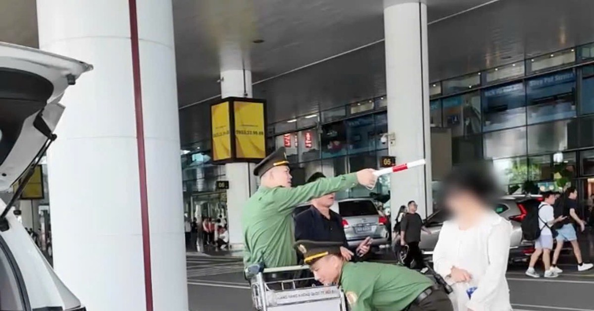 Cô gái Việt trở về sau 15 năm lưu lạc ở nước ngoài, Công an cửa khẩu cảng HKQT Nội Bài có hành động bất ngờ