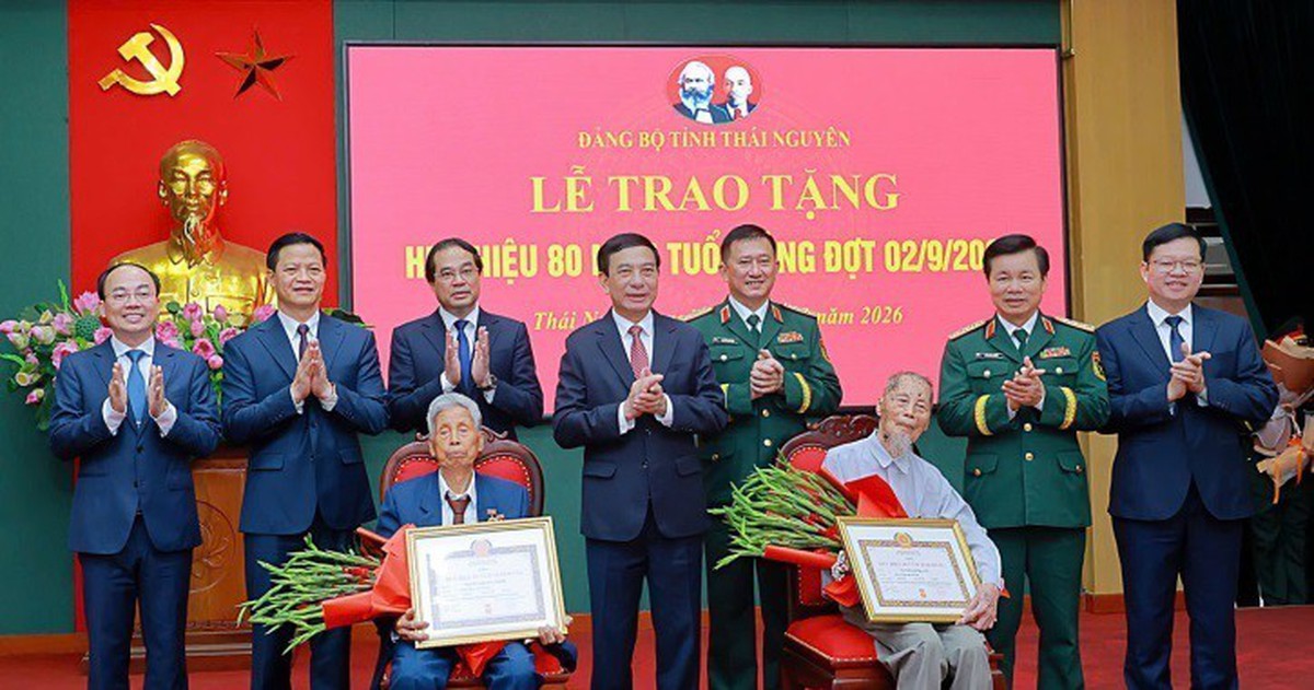 Đại tướng Phan Văn Giang trao Huy hiệu 80 năm tuổi Đảng tại Thái Nguyên