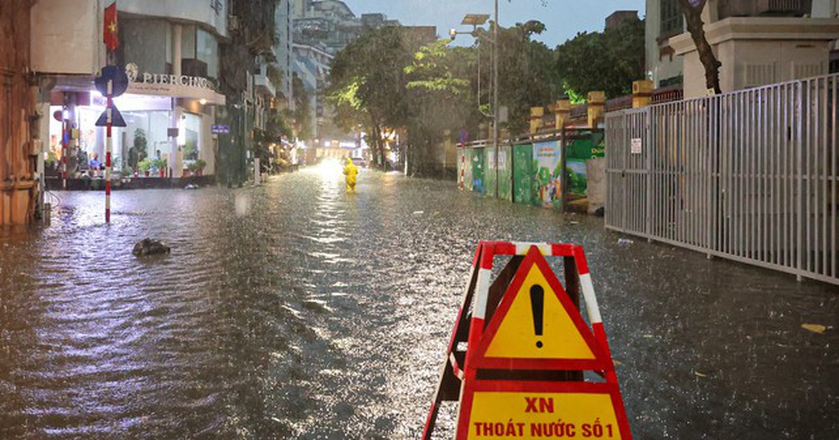 Sau trận mưa như trút tối 27/8, Hà Nội có những điểm úng ngập nào?