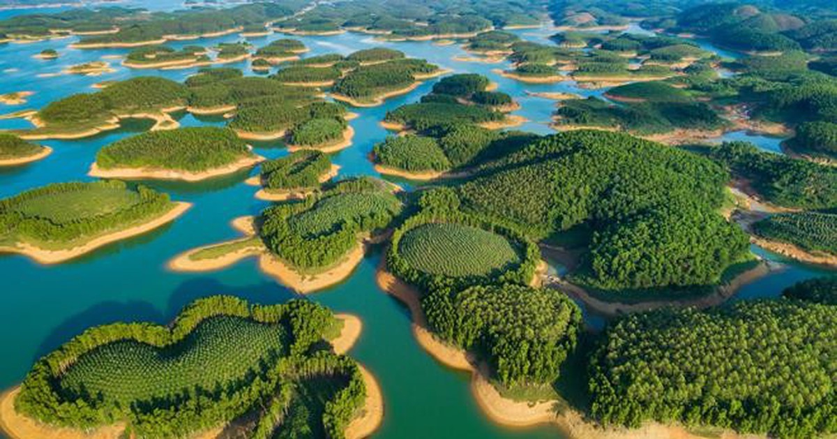 Hồ nhân tạo lớn nhất Việt Nam 23.400ha, sở hữu 1.300 đảo, chứa tới 3,9 tỷ m3 nước tạo nên phong cảnh “sơn thủy hữu tình” ví như “Hạ Long trên núi” được Sun Group nhắm tới