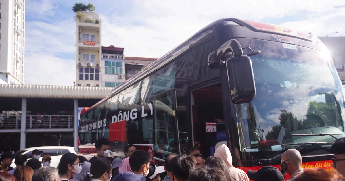 Hàng vạn người rời Thủ đô, bến xe "kín chỗ" trước lễ 2/9