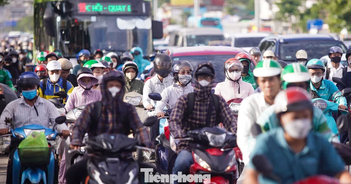 Cửa ngõ Hà Nội ùn ứ ôtô, xe máy