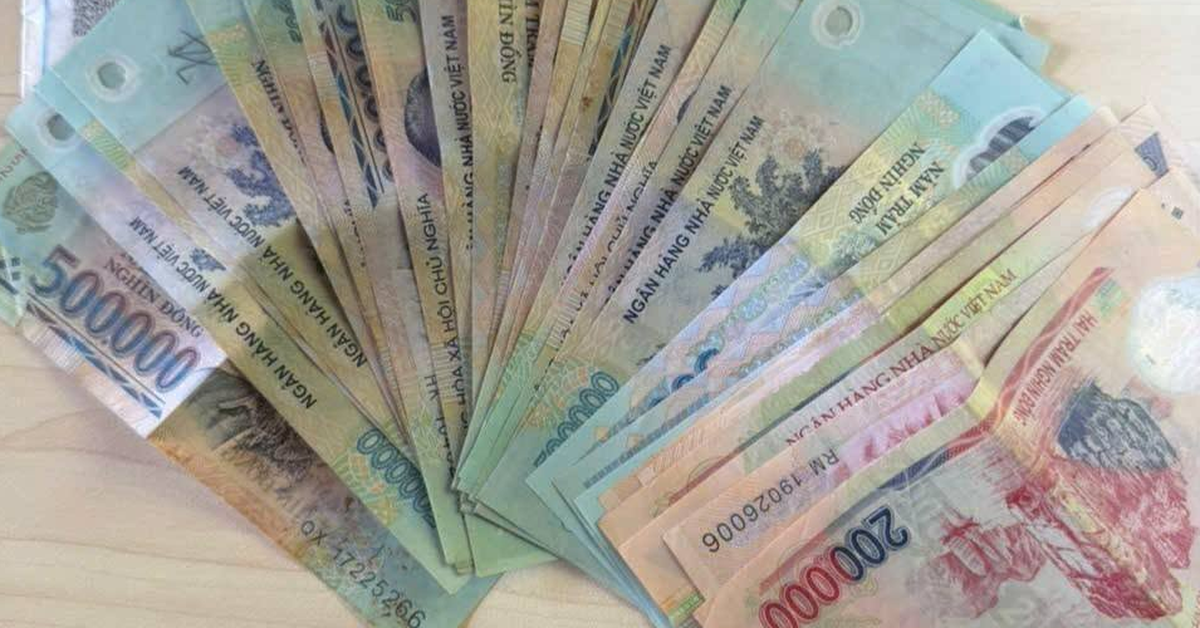 Đúng 10h ngày 28/8, tiếp viên phát hiện bọc tiền 46 tờ từ 100.000 - 500.000 đồng nằm chơ vơ trên chuyến tàu tới Đà Nẵng