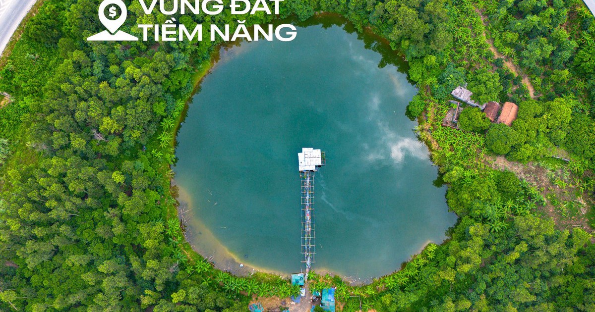 Ngắm nút giao vừa có hồ nước, rừng cây xanh và nhà dân trên đại lộ dài nhất Việt Nam