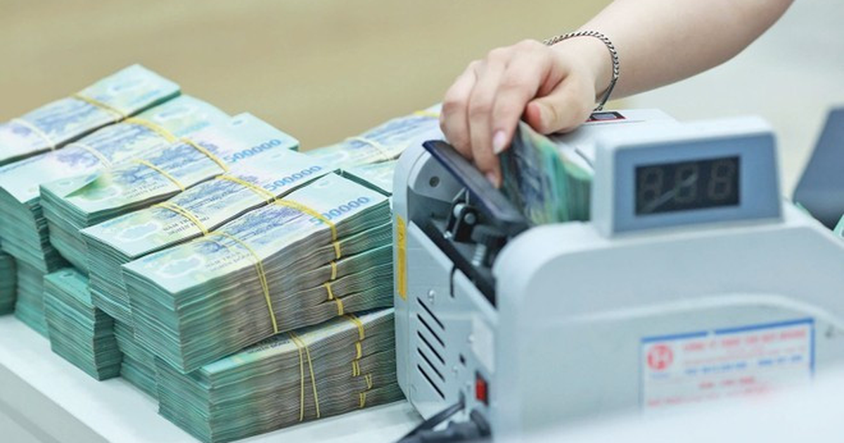 Nhiều người tất toán trước hạn sổ tiết kiệm để ...