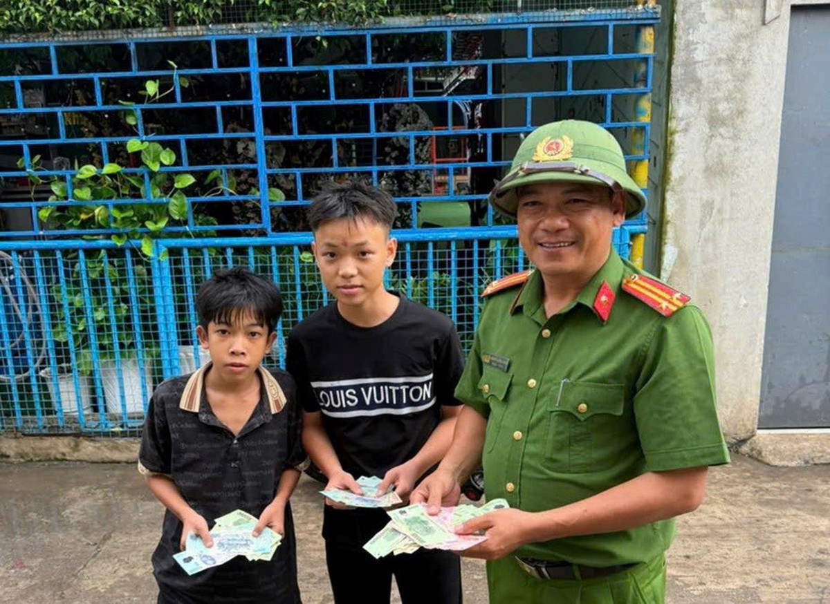 Công an xác minh loạt tờ tiền mệnh giá 20.000 - 500.000 đồng nằm rải rác trên đường: Một công dân sinh năm 1980 lập tức đến trình báo