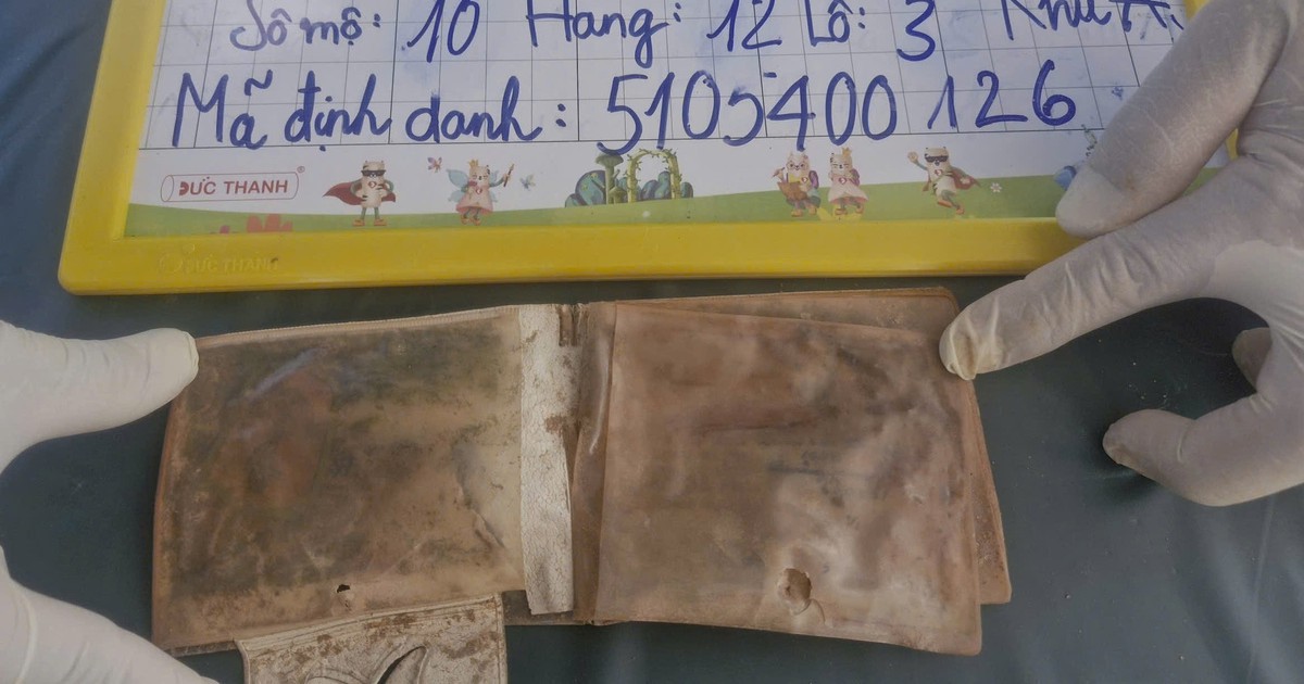 Tìm thấy chiếc ví da in dòng chữ "Trần Văn Thanh" trong mộ liệt sĩ ở Quảng Ngãi
