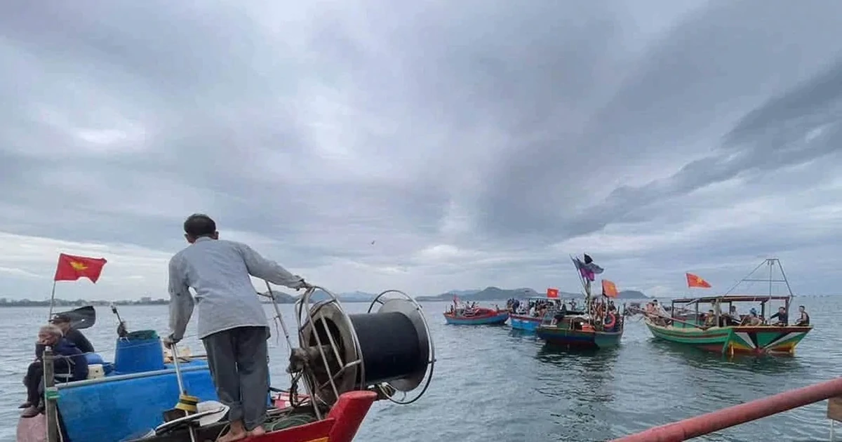Giông gió đánh chìm hai tàu cá gần cảng Cửa Lò