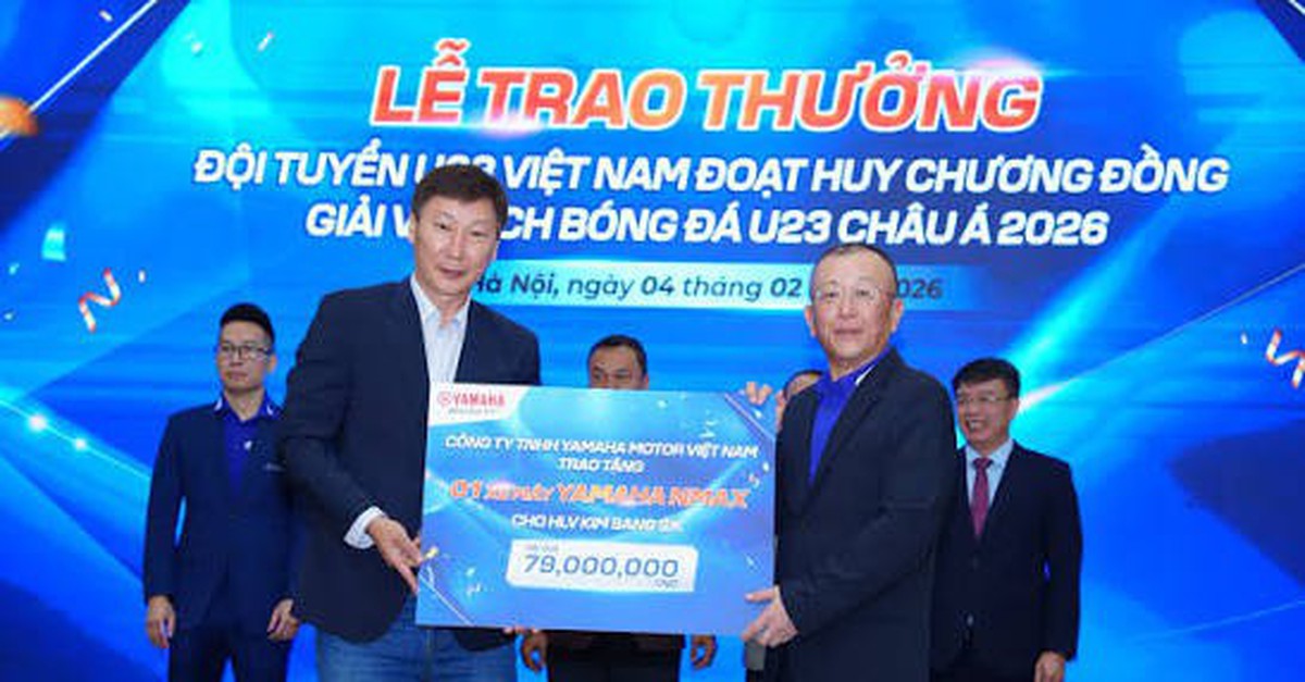 Chiếc xe máy đặc biệt HLV Kim Sang-sik được tặng sau chiến tích của U23 Việt Nam