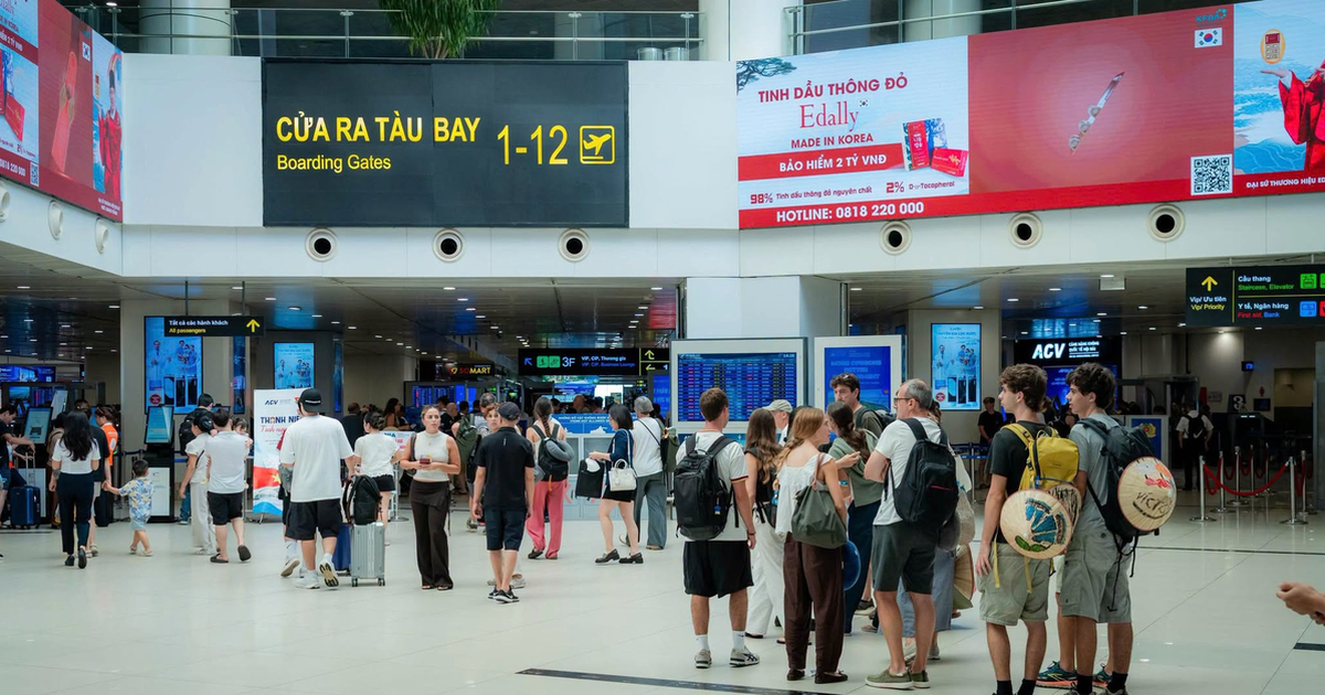 Cảnh tượng ngay lúc này tại sân bay Nội Bài