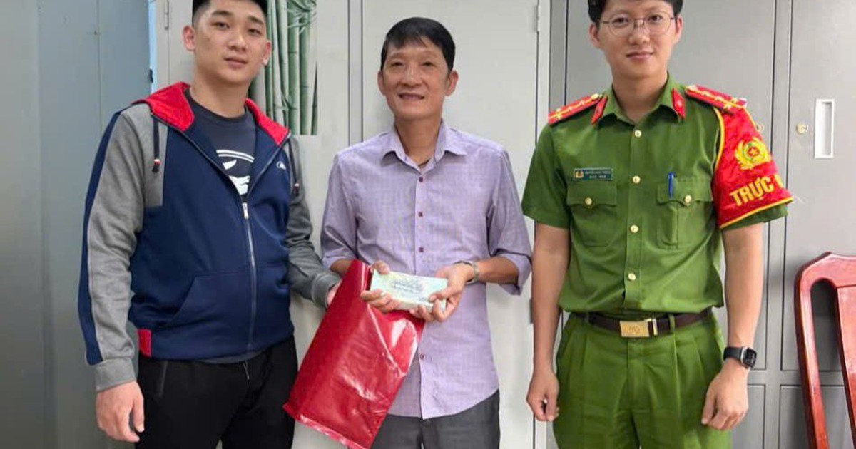 Công an xác minh xấp tiền 500.000 đồng cùng loạt giấy tờ bên trong túi nylon: Tổng số tiền 70 triệu đồng