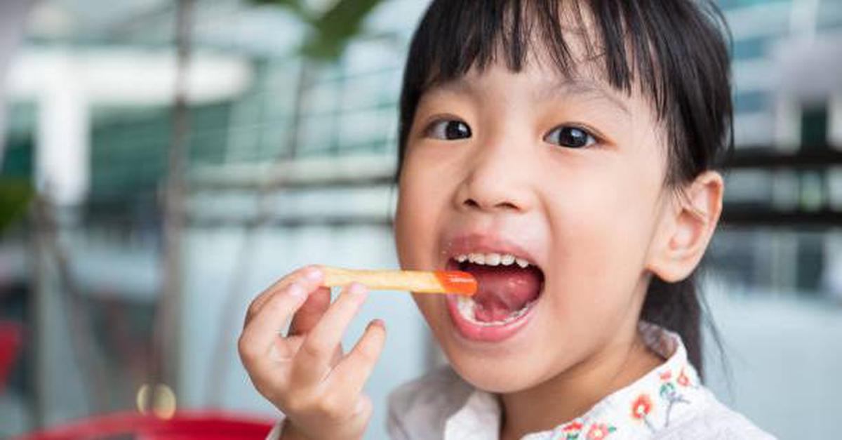 Trẻ thông minh hay không, chỉ cần nhìn cách ăn là biết: 6 chi tiết nhỏ tiết lộ mức độ phát triển não bộ