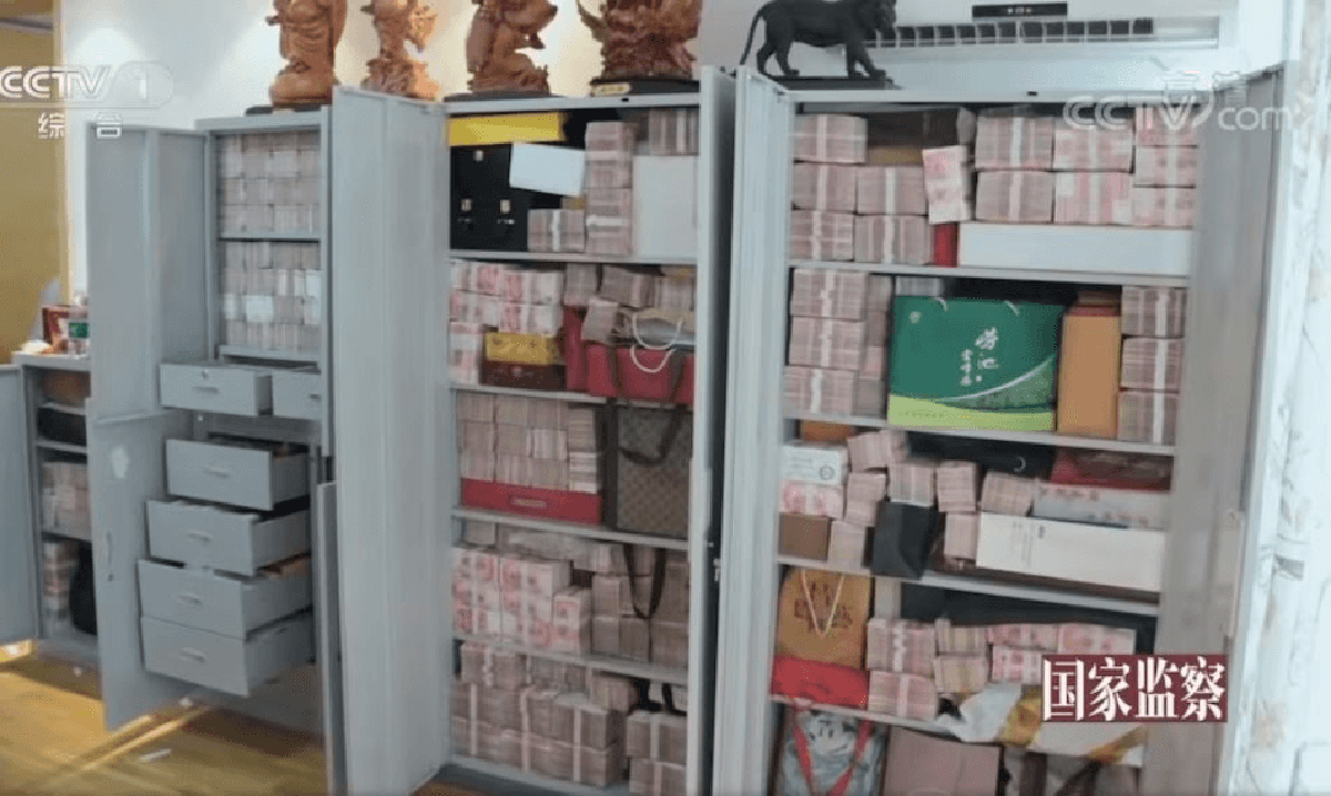 Tịch thu vàng và gần 780 tỷ đồng tiền mặt xếp chồng như kệ siêu thị của "tham quan tài chính"