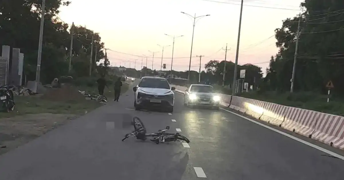 Va chạm với ô tô, 2 người đi xe đạp tử vong