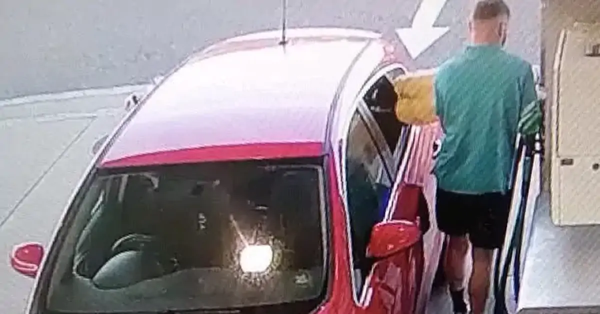 Tài xế xe sang Ferrari, Mercedes đổ xăng xong... bỏ chạy