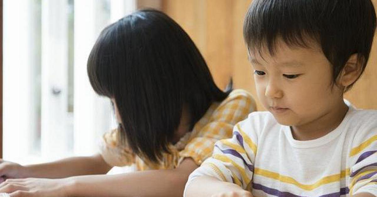 Nhiều cha mẹ cứ tưởng con mình kém thông minh, hóa ra là vì ngay từ đầu đã hướng dẫn con học theo cách "ngược đời" như này!