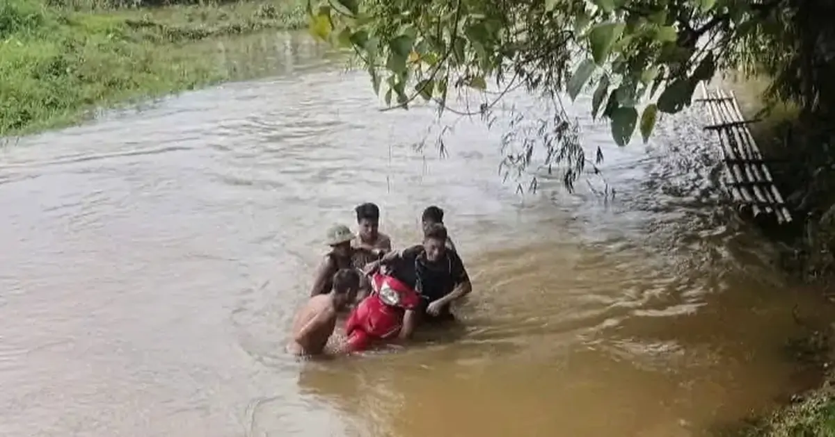 Người đàn ông bị lũ cuốn trôi, may mắn thoát nạn trong gang tấc