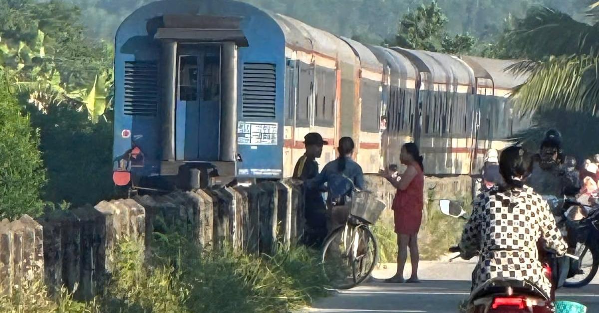 Đứng ở mép taluy đường sắt, người đàn ông bị tàu hỏa tông tử vong