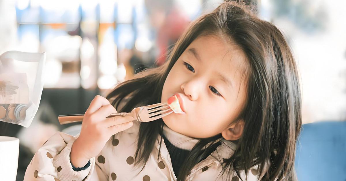 Trẻ thông minh hay không, chỉ cần nhìn cách ăn cơm là biết? 6 dấu hiệu cha mẹ nên để ý